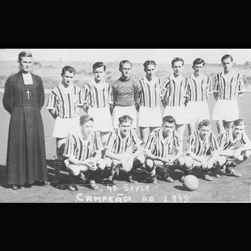 Jacir (terc em pé dir) jogando futebol no colégio de padres