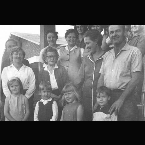 Erica e Helma com familiares