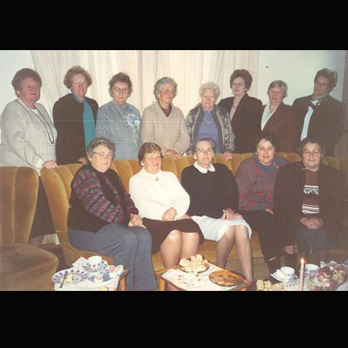 Helma e Erica com as senhoras da OASE