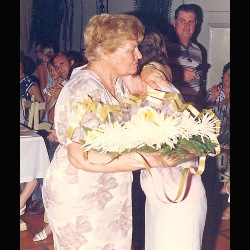 Helma rcebendo homenagem da OASE