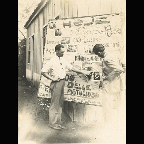 Agostinho preparando cartazes do cinema