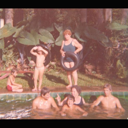 Helma com o neto Acyr (dir) e amigos na piscina da chácara