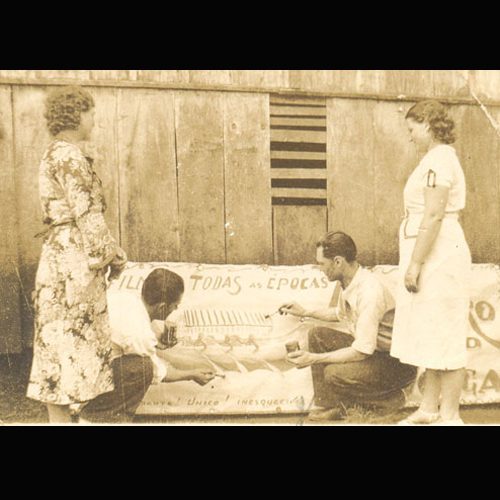 Erica e Helma com Agostinho preparando cartazes do cinema